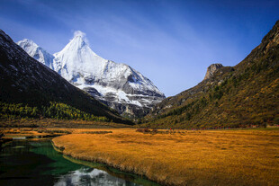 雪山下的壮美自然风光