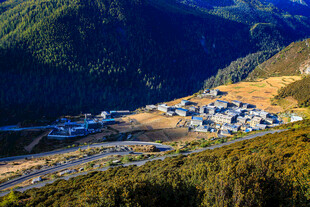 山谷中的宁静村落