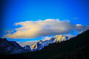 壮丽山景与天边云彩