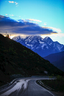 蜿蜒公路旁的壮丽雪山