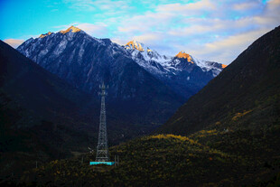 山间缆车穿梭壮丽美景