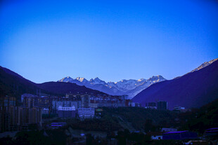 山间村落与远处雪山美景