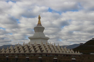 白塔群立于蓝天白云之下