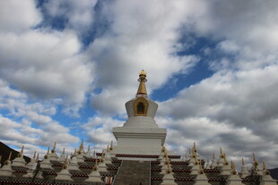 蓝天白云下的白塔景观