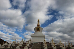 蓝天白云下的白塔景观