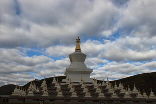 白塔群立于蓝天白云之下