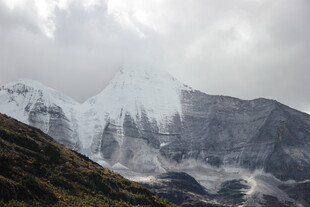 云雾缭绕中的壮美雪山