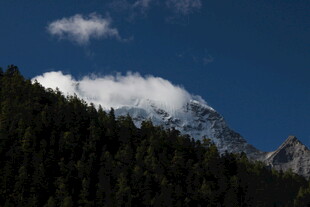 山林之上的云端雪峰