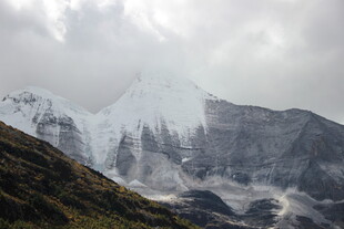 巍峨雪山壮丽景致