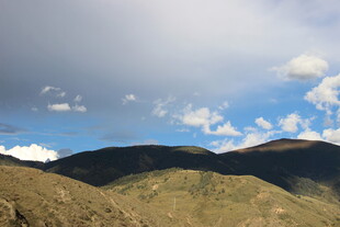 蓝天白云下的连绵山峦