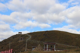 山间小屋与蜿蜒山路