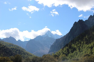 壮丽山景 蓝天白云下的巍峨