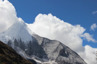 巍峨雪山伴蓝天白云