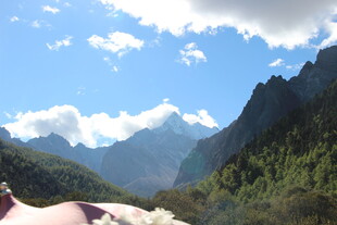 山间美景 蓝天白云映青山