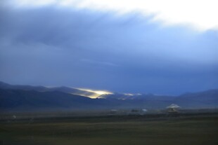 草原上的云隙光美景