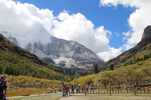 山间美景 游人漫步赏风光