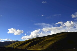 蓝天青山间的美丽景致