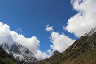 蓝天白云下的壮美山峦