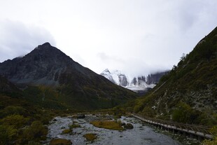 山间溪流旁的壮丽山水景