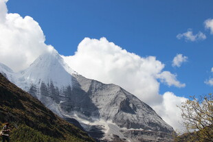 壮丽雪山蓝天白云美景