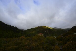 云雾缭绕的山间景色