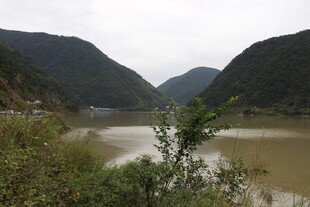 山水相依的秀丽河谷景色