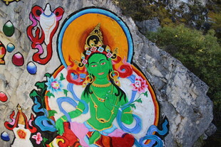 岩石上的精美绿度母彩绘