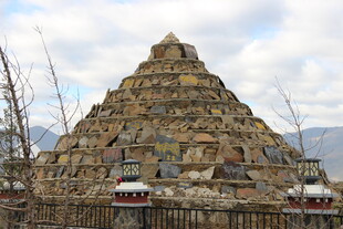 神秘壮观的藏式石经堆