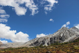 雪山蓝天白云壮丽风光