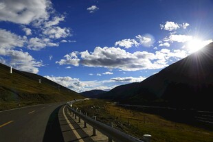 公路伸向远方的壮美风景