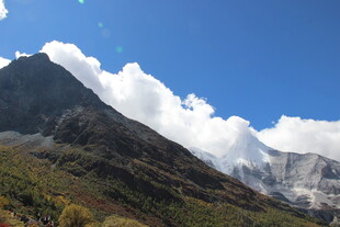 巍峨山峦映蓝天