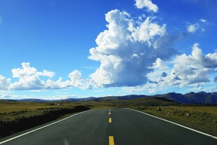 宽阔公路伸向蓝天白云