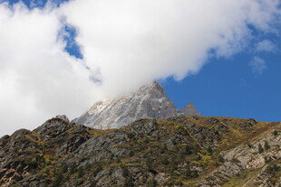 巍峨山峰与蓝天白云