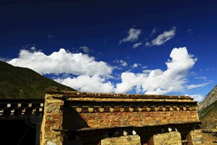 藏式建筑映于蓝天白云下