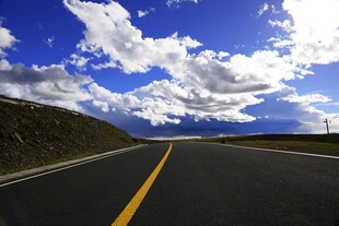 公路伸向蓝天白云间