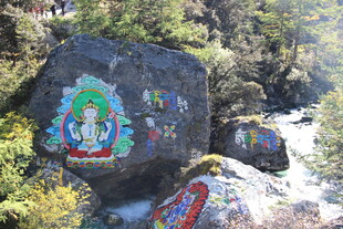 山间彩饰玛尼石