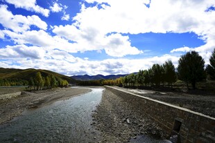 山间小河蓝天白云美景