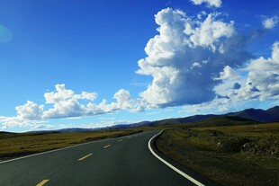 公路伸向远方的美丽风景