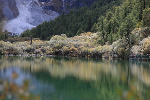 山间幽湖 秋色如画