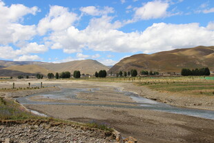 草原溪流边的壮丽风光