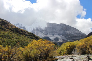 秋日山间壮丽雪山美景