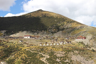 山间村落隐于青山之下