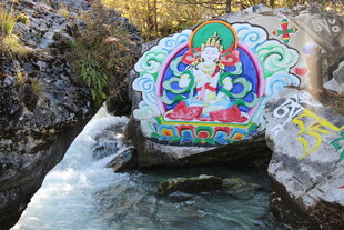 彩色玛尼石 山间灵动风景