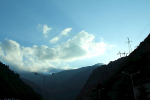 山间云景 蓝天映衬山脉