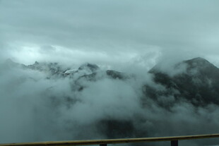 云雾缭绕的壮丽山峦