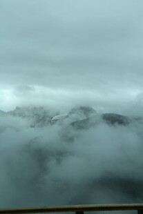 云海中的山峦美景