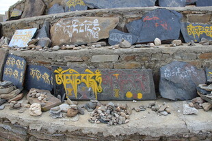 藏区玛尼石堆 刻满祈福语