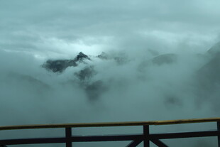 云雾缭绕中的山景奇观