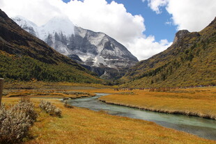 山间河谷壮丽自然风光