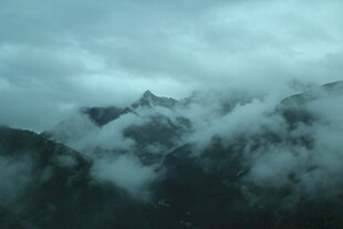 云雾缭绕的巍峨山脉